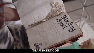 Hottie de pelo rizado demuestra su cuerpo desnudo extremadamente sexy.